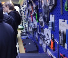 Powiększ zdjęcie Uczniowie w narzędziobusie - prezentacja narzędzi