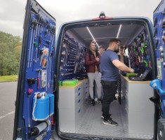 Powiększ zdjęcie Uczniowie w narzędziobusie - prezentacja narzędzi