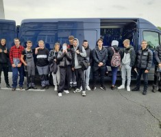 Powiększ zdjęcie Grupowe zdjęcie uczniów przed narzędziobusem