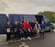 Powiększ zdjęcie Grupowe zdjęcie uczniów przed narzędziobusem