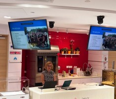 Powiększ zdjęcie Zdjęcie przedstawia Monikę Tymińską podczas prezentacji o ZSP w Zgorzelcu w Singapurze