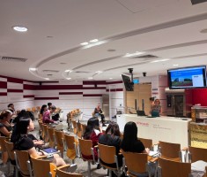 Powiększ zdjęcie Zdjęcie przedstawia uczestników prezentacji o ZSP w Zgorzelcu