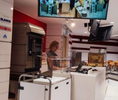 Powiększ zdjęcie Zdjęcie przedstawia Monikę Tymińską podczas prezentacji o ZSP w Zgorzelcu w Singapurze