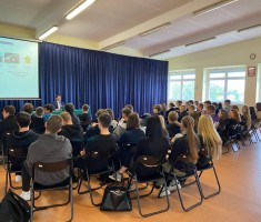 Powiększ zdjęcie Prowadzący oraz młodzież podczas szkolenia Laboratoria Logistyczne