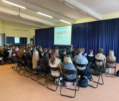 Powiększ zdjęcie Prowadzący oraz młodzież podczas szkolenia Laboratoria Logistyczne