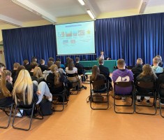 Powiększ zdjęcie Prowadzący oraz młodzież podczas szkolenia Laboratoria Logistyczne