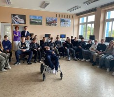 Powiększ zdjęcie Wspólne zdjęcie młodzieży z prowadzącym zajęcia oraz opiekunem grupy