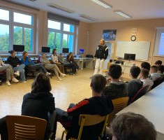 Powiększ zdjęcie Prowadzący oraz młodzież podczas szkolenia Laboratoria Logistyczne