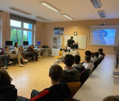 Powiększ zdjęcie Prowadzący oraz młodzież podczas szkolenia Laboratoria Logistyczne