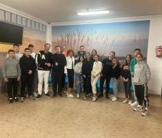 Powiększ zdjęcie Wspólne zdjęcie młodzieży z prowadzącym zajęcia oraz opiekunem grupy