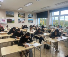 Powiększ zdjęcie Młodzież podczas olimpiady logistycznej