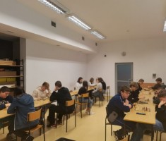 Powiększ zdjęcie Uczestnicy rywalizacji w trakcie rozgrywek