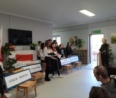 Powiększ zdjęcie Występ młodzieży w DPS Jutrzenka