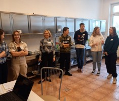 Powiększ zdjęcie Zdjęcie przedstawia uczestników warsztatów podczas zwiedzania pracowni szkolnych