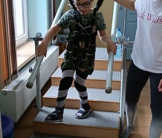 Powiększ zdjęcie Franek podczas ćwiczeń rehabilitacyjnych