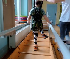 Powiększ zdjęcie Franek podczas ćwiczeń rehabilitacyjnych