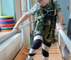 Powiększ zdjęcie Franek podczas ćwiczeń rehabilitacyjnych