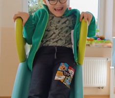 Powiększ zdjęcie Franek na sali ćwiczeń, na ślizgawce