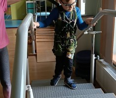 Powiększ zdjęcie Franek podczas ćwiczeń rehabilitacyjnych