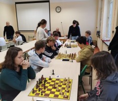 Powiększ zdjęcie Karolina na 4 szachownicy rozgrywa swoją partię w kolejnym meczu