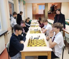 Powiększ zdjęcie Alan zastanawia się przed wykonaniem kolejnego ruchu - to ważne, aby przewidzieć, co zrobi przeciwnik