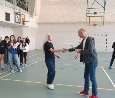 Powiększ zdjęcie Kapitan zespołu - Vanessa Stelmszczyk odbiera dyplom i pamiątkowe medale