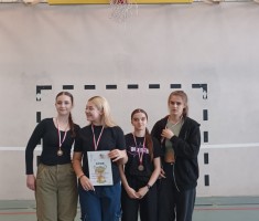 Powiększ zdjęcie Nasze dziewczęta z medalami i pamiątkowym dyplomem