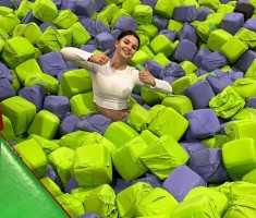 Powiększ zdjęcie Zdjęcie przedstawia uczennicę w Go jump