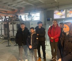 Powiększ zdjęcie Młodzież w Hucie Szkła