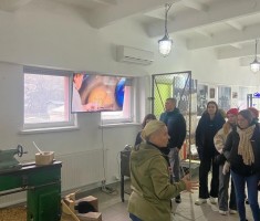 Powiększ zdjęcie Młodzież z Panią przewodniczką poznaje pracę w Hucie Szkła