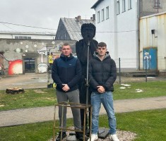 Powiększ zdjęcie Uczniowie przed Hutą Szkła