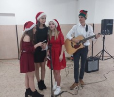 Powiększ zdjęcie wspólne śpiewanie kolęd w naszej szkole