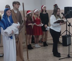 Powiększ zdjęcie wspólne śpiewanie kolęd w naszej szkole