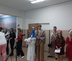 Powiększ zdjęcie wspólne śpiewanie kolęd w naszej szkole
