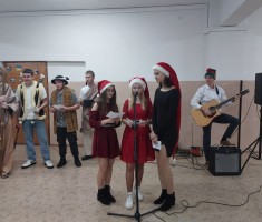 Powiększ zdjęcie wspólne śpiewanie kolęd w naszej szkole