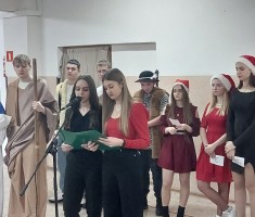 Powiększ zdjęcie wspólne śpiewanie kolęd w naszej szkole