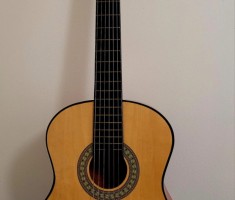 Powiększ zdjęcie Przeznaczona na licytację gitara