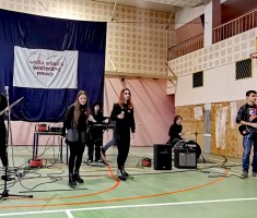 Powiększ zdjęcie Szkolny zespół muzyczny podczas swojego występu