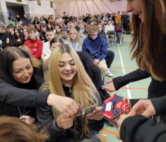 Powiększ zdjęcie Bardzo chętnie zapełnialiśmy puszki