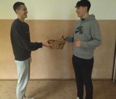 Powiększ zdjęcie Przedstawiciel Samorządu częstuje cukierkami uczniów 