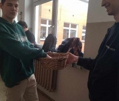 Powiększ zdjęcie Przedstawiciel Samorządu częstuje cukierkami uczniów 