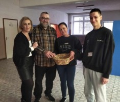 Powiększ zdjęcie Słodki poczęstunek otrzymali również nauczyciele