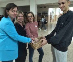 Powiększ zdjęcie Słodki poczęstunek otrzymali również nauczyciele