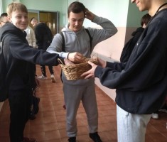 Powiększ zdjęcie Przedstawiciel Samorządu częstuje cukierkami uczniów 