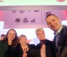 Powiększ zdjęcie Zdjęcie przedstawia uczestników gali