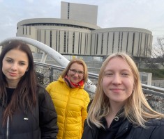 Powiększ zdjęcie Zdjęcie przedstawia uczestniczki Konkursu wraz z nauczycielką