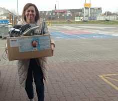 Powiększ zdjęcie Pani Ela przekazuje w Castoramie elektrośmieci