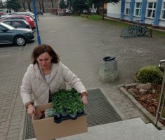 Powiększ zdjęcie Pani Ela z otrzymanymi kwiatami