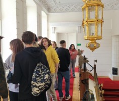 Powiększ zdjęcie Uczniowie podczas zwiedzania Pałacu w Rogalinie