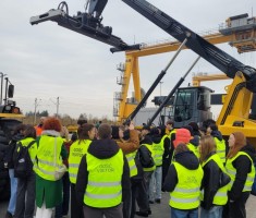 Powiększ zdjęcie Uczniowie podczas zwiedzania